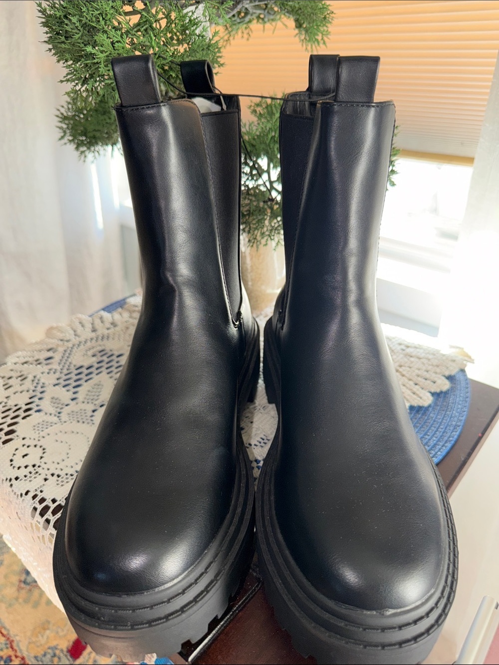 NWT Olivia & Kate New Your Leather Pull-On Chelsea Boots with Lug Sole